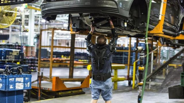 Trabajador en  una planta de Ford.