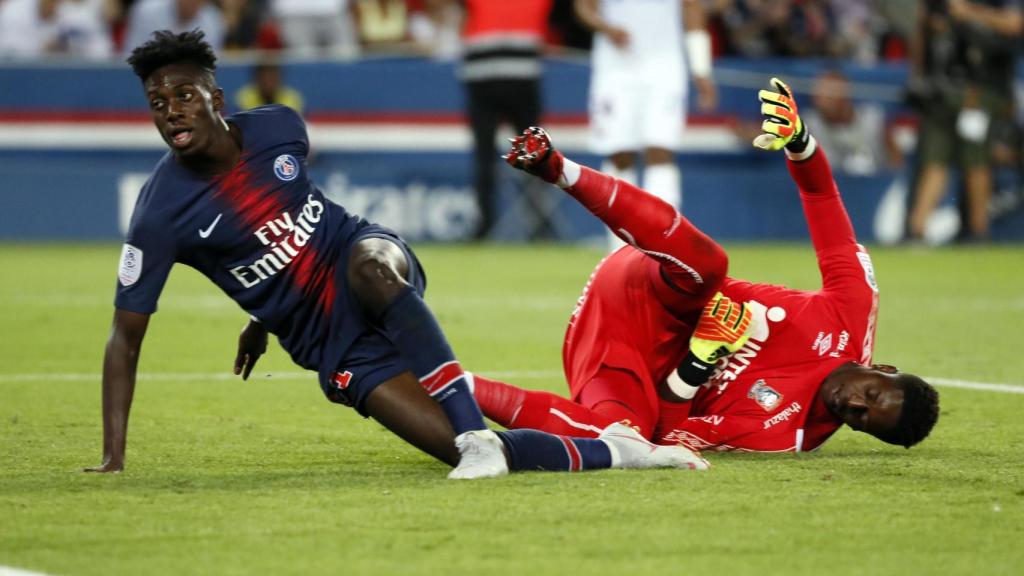 Timothy Weah marca un gol contra el Caen