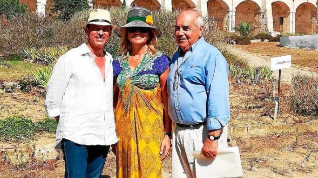 Manuel Valls (izq.), con Susana Gallardo (centro) y el exgeneral Luis Alejandre (dcha), en Menorca.