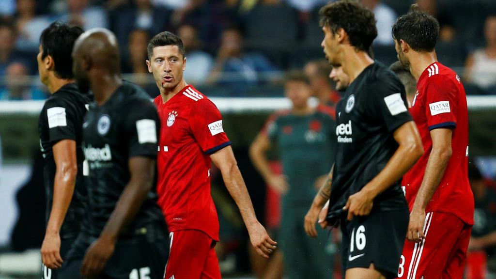 Lewandowski se encara con un rival