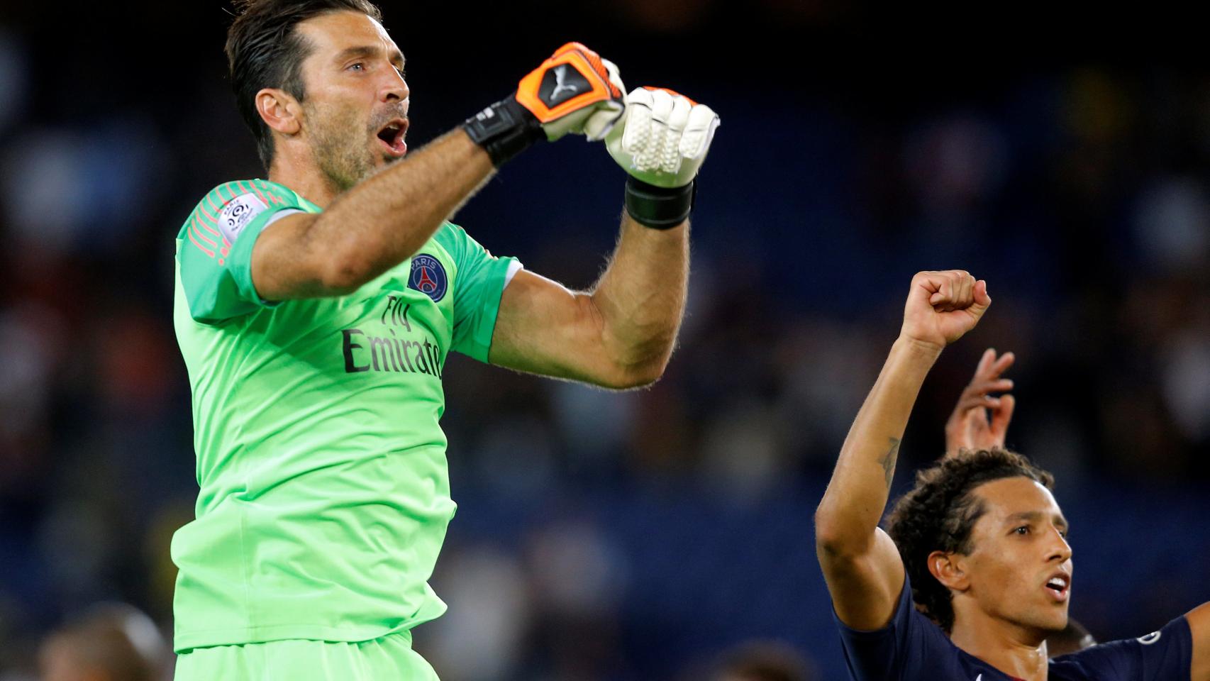 Buffon celebrando su primer título con el PSG