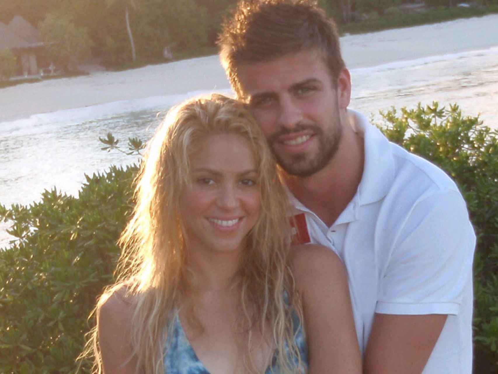 Shakira se sube a Piqué al estilo koala y presumiendo de culo