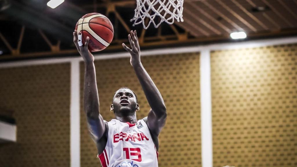 Garuba realizaba una entrada a canasta. Foto: fiba.basketall