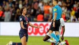 Rabiot se queda al árbitro durante un partido del PSG