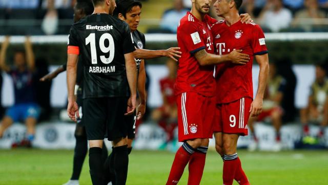 Lewandowski se pelea con un jugador rival tras una dura entrada