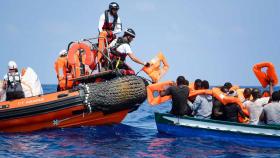 Varios inmigrantes siendo rescatados para ser llevados abordo del barco de rescate Aquarius.
