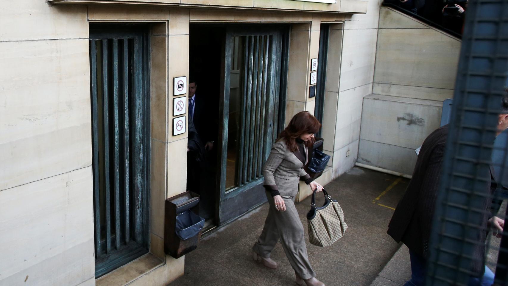 La expresidenta argentina Cristina Fernández de Kirchner saliendo del edificio de Justicia en Buenos Aires.