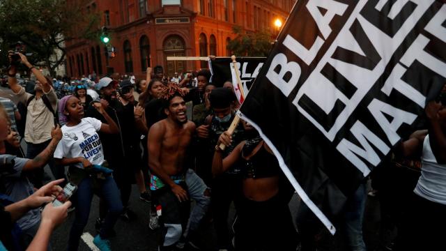 Manifestantes contra los neonazis.