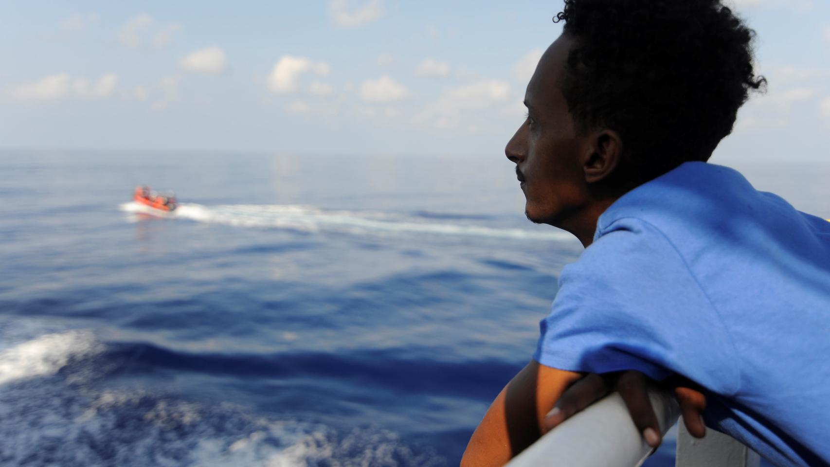 Un migrante descansando a bordo del buque de rescate Aquarius.