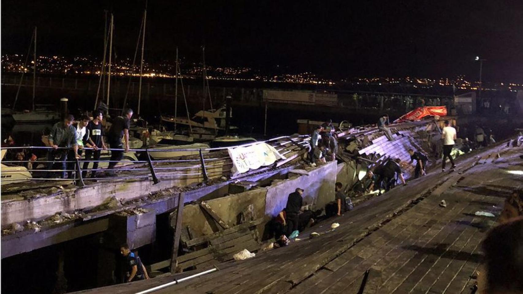 Personas atrapadas en el muelle de madera que se ha derrumbado en el festival O Marisquiño.