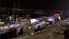 Personas atrapadas en el muelle de madera que se ha derrumbado en el festival O Marisquiño.