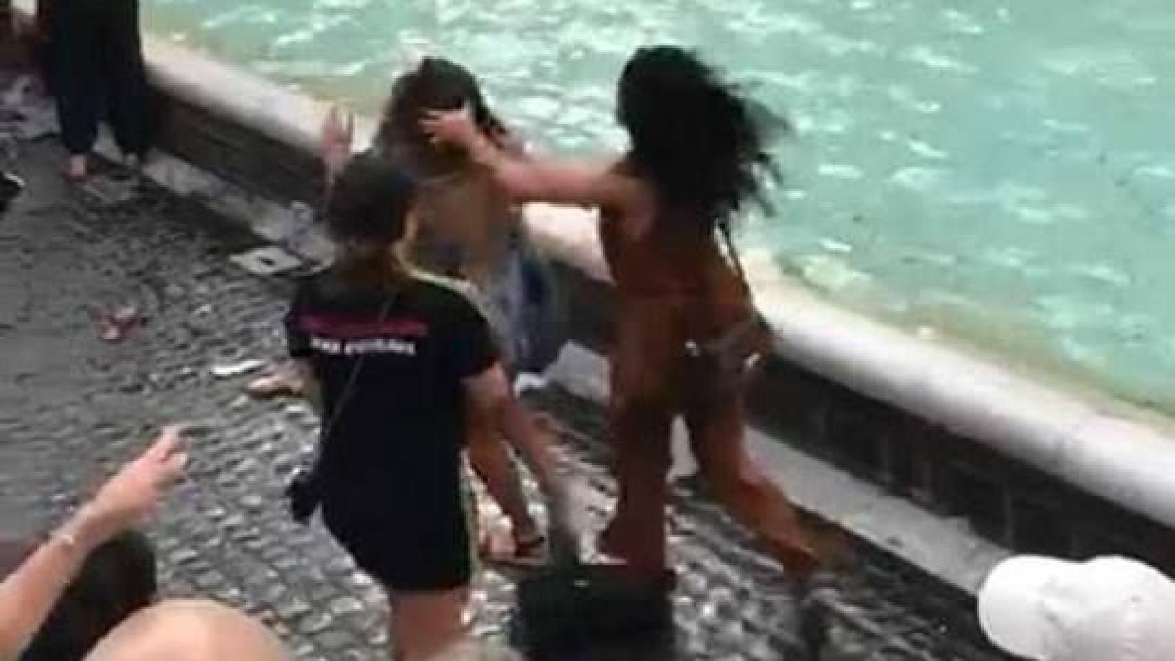 Las turistas protagonizaron una escena realmente grotesca en pleno centro de Roma.