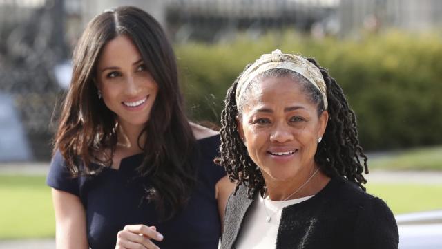 Doria Ragland junto a su hija Meghan.