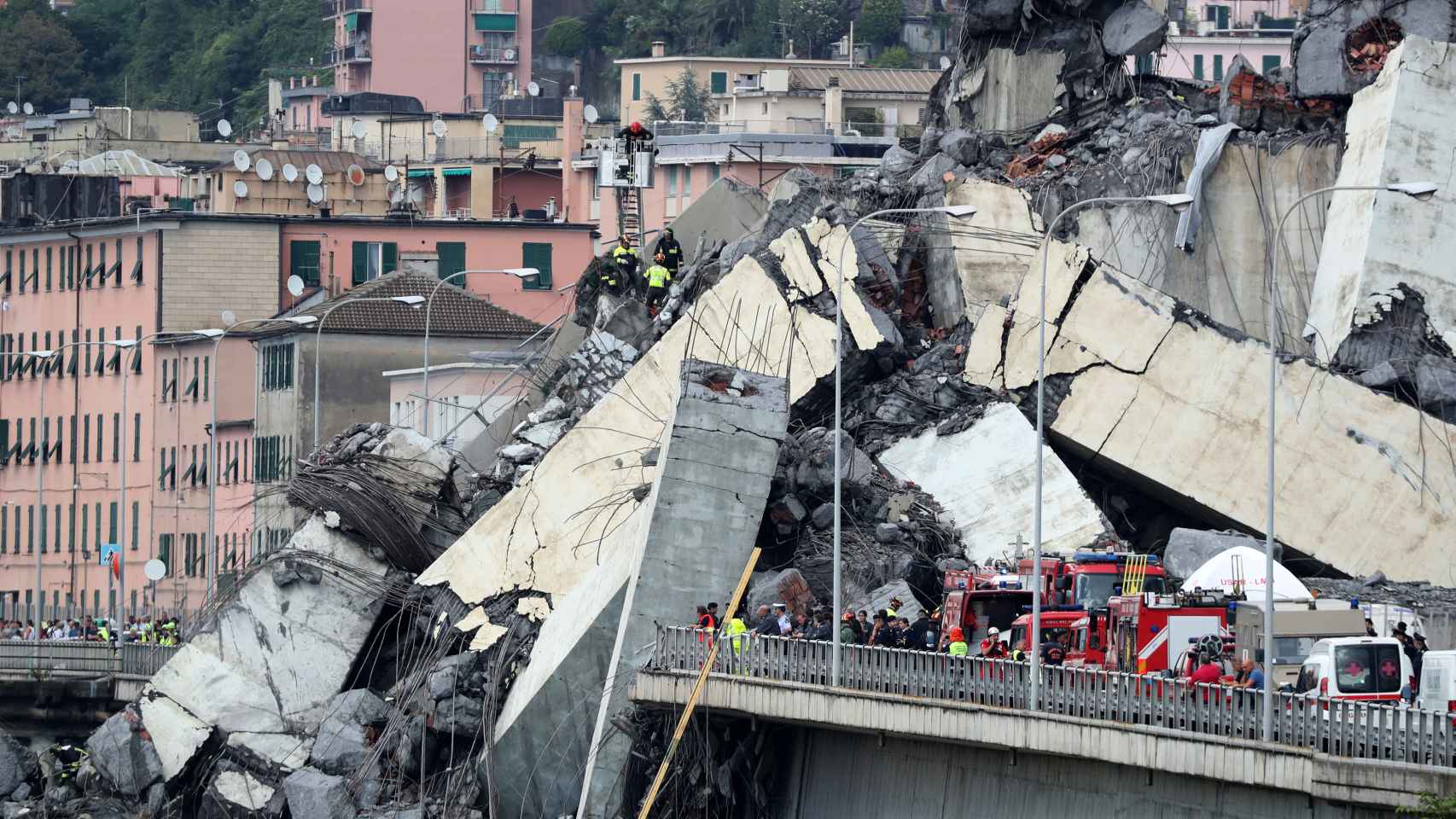 Escombros del puente colapsado.