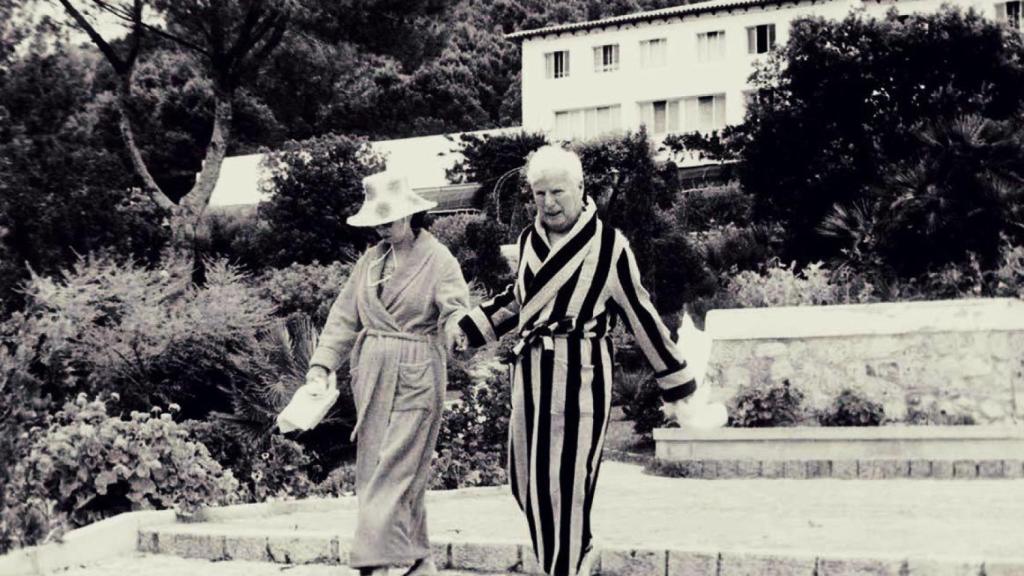 Charles Chaplin en los jardines del hotel, en una de sus estancias.