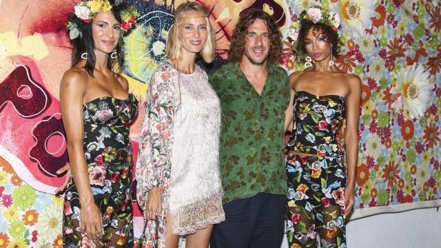 Carles Puyol y Vanesa Lorenzo posando en el photocall de la 'Flower Power'.