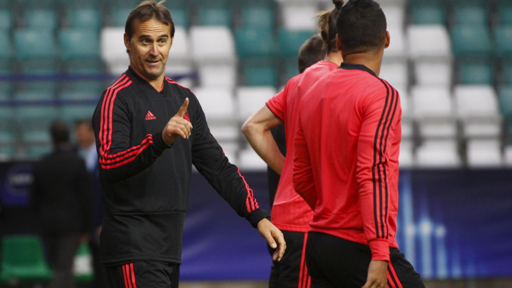 Lopetegui da indicaciones a sus jugadores en un entrenamiento