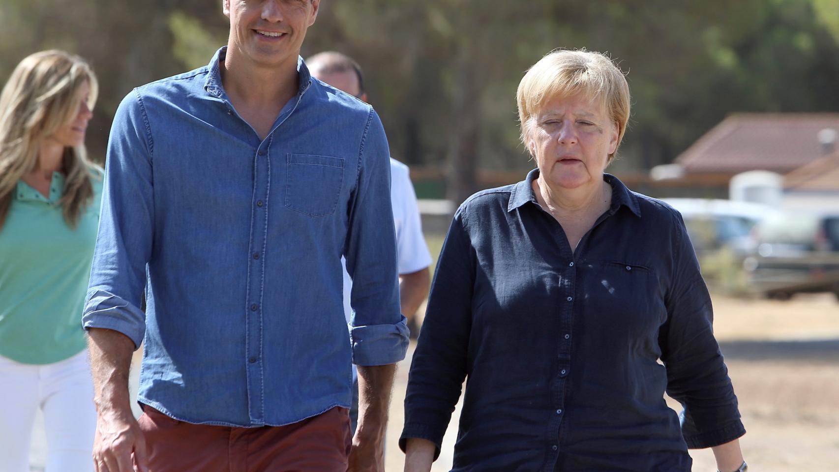 El presidente del Gobierno, Pedro Sánchez, con la canciller Angela Merkel en el parque de Doñana.