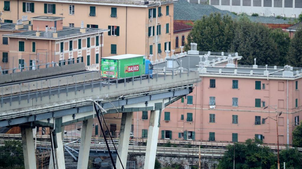 Un camión que ha esquivado la caída al vacío por unos metros