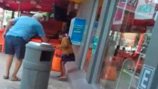 Graban a un hombre arrojando ácido a una niña indígena en Cancún
