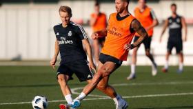 Odegaard junto a Sergio Ramos en un entrenamiento del Real Madrid