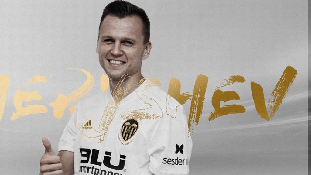 Cheryshev posa con la camiseta del Valencia. Foto:valenciafc.com