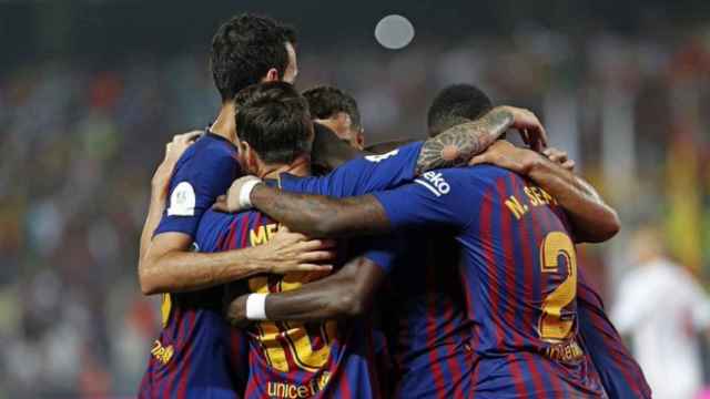 Los jugadores del Barcelona se abrazan tras un gol. Foto: Twitter (@FCBarcelona_es)