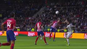 Mano de Juanfran en el área del Atlético de Madrid