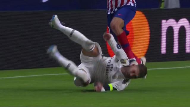 Patada de Diego Costa a Sergio Ramos