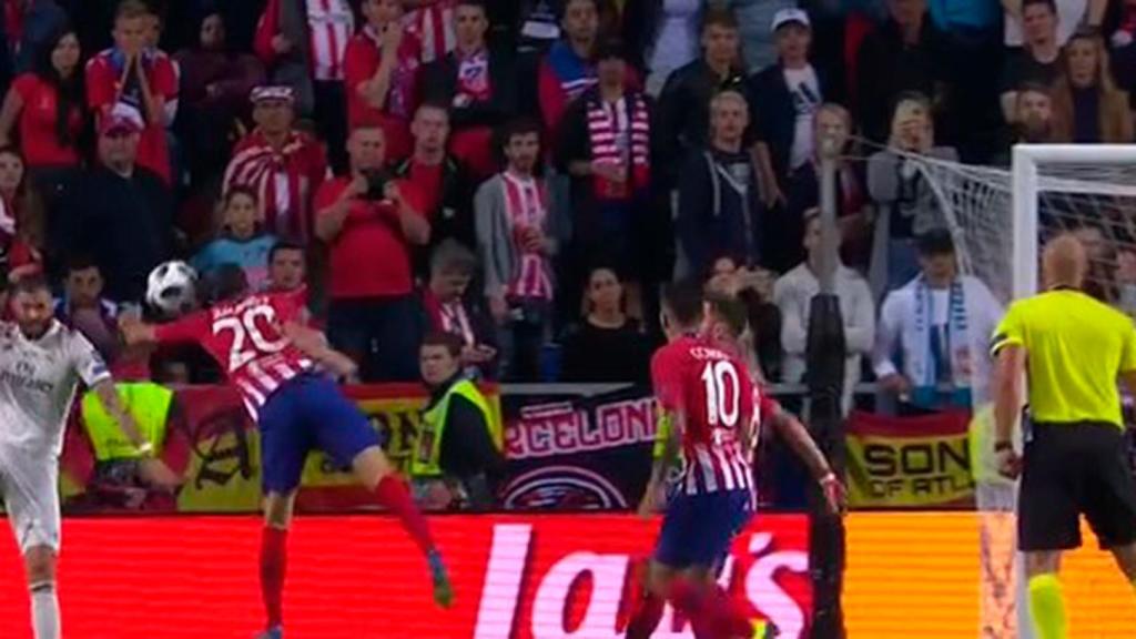 Mano de Juanfran en el área del Atlético de Madrid