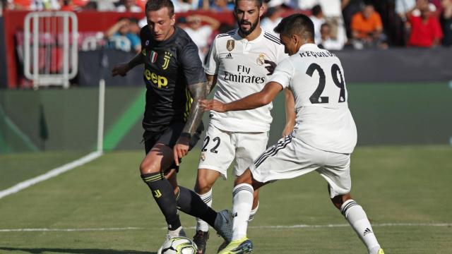 Bernardeschi, jugador de la Juventus, peleando un balón ante el Real Madrid