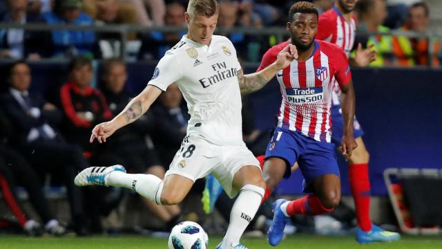 Toni Kroos ante Lemar, durante la Supercopa de Europa