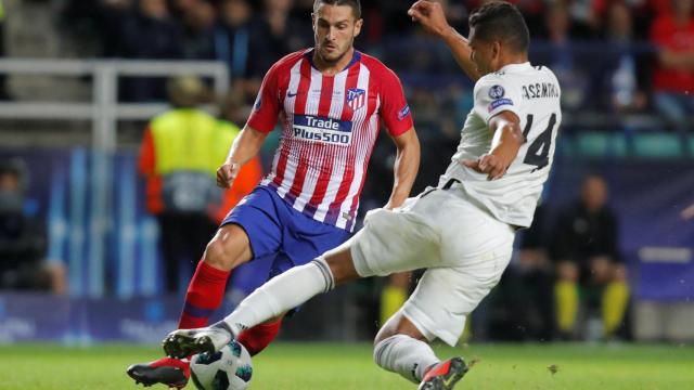 Casemiro defendiendo un balón ante Koke