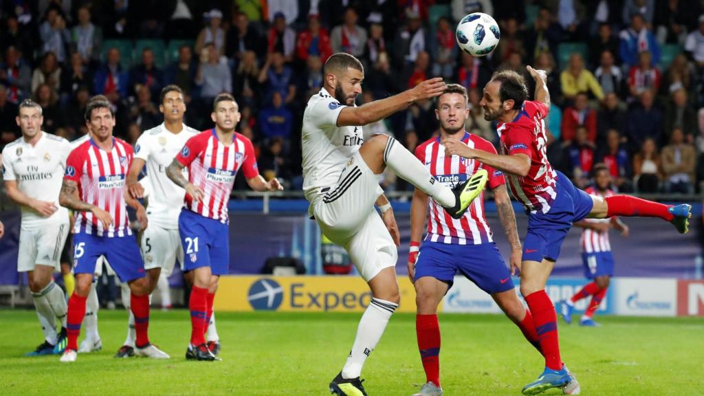 Mano de Juanfran en el área del Atlético de Madrid