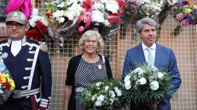 Carmena y Ángel Garrido durante la ofrenda floral a la Virgen de la Paloma