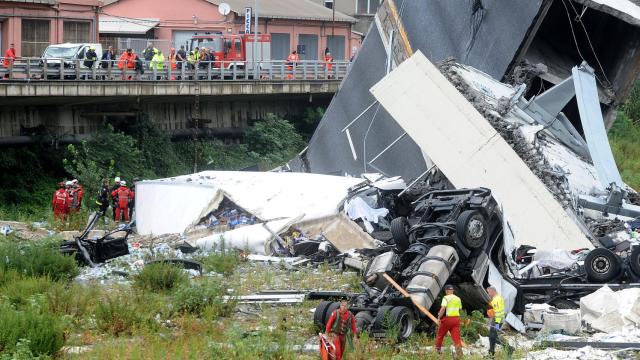 Los equipos de rescate siguen buscando entre los escombros del puente y los amasijos de hierro en que se han convertido los vehículos.