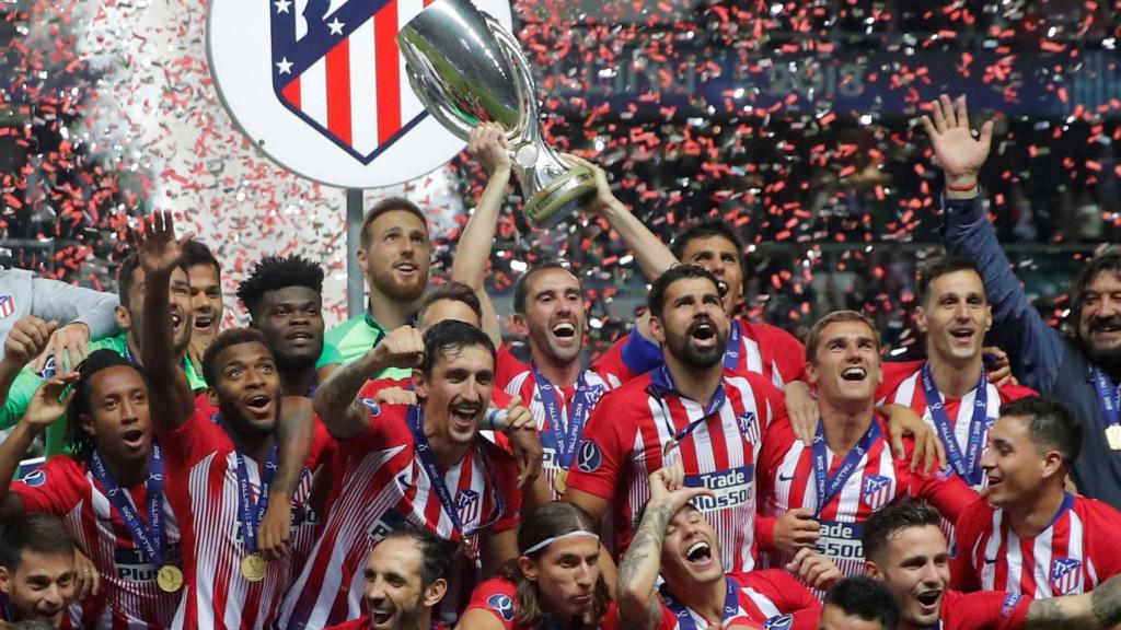 Diego Godín levanta la Supercopa de Europa para el Atlético de Madrid