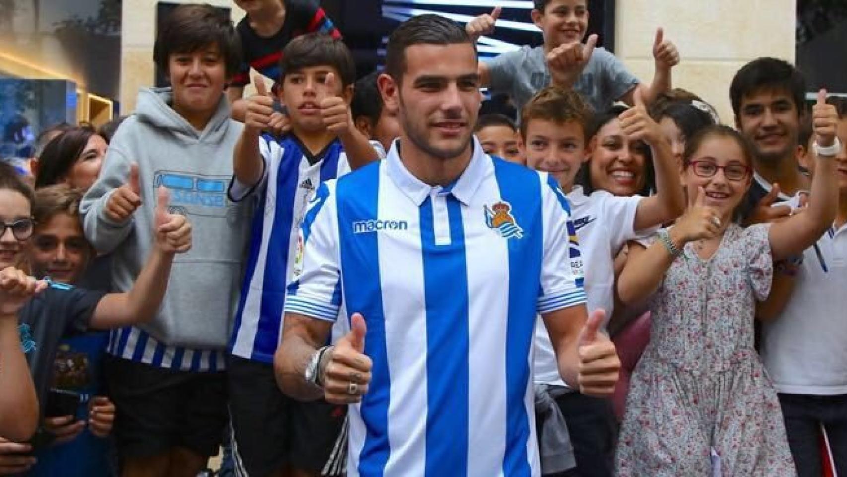 Theo con los aficionados. Foto: Twitter (@realsociedad)