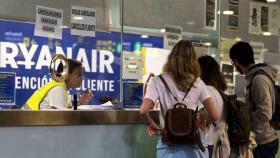 Imagen de archivo de pasajeros en el mostrador de Atención al Cliente de Ryanair