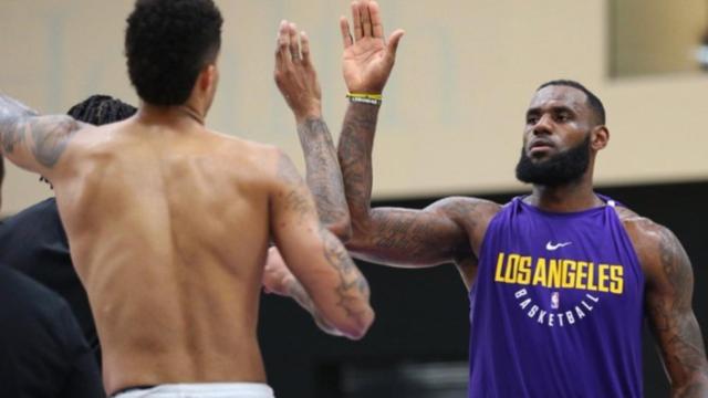 Lebron, en un entrenamiento con los Lakers.