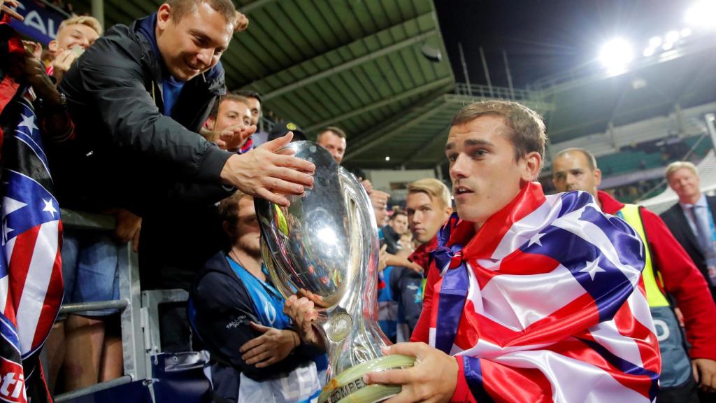 Griezmann, con la Supercopa de Europa.