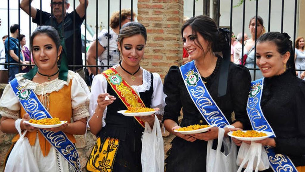 La Reina y sus Damas no faltaron a la paella.