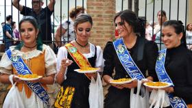 La Reina y sus Damas no faltaron a la paella.