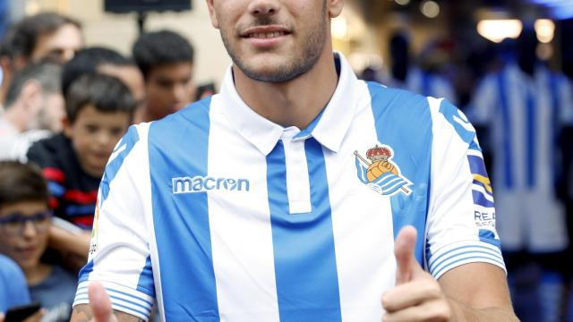 Theo Hernández en su presentación con la Real Sociedad