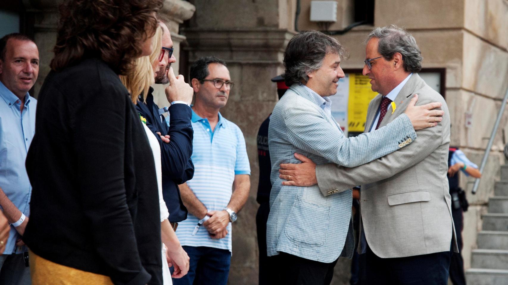 El presidente de la Generalitat, Quim Torra (d), saluda al alcalde de Ripoll, Joan Manso, en la víspera del 17-A.