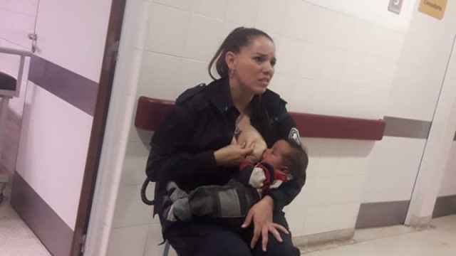 La agente Celeste Ayala no dudó en amamantar a este niño en el hospital