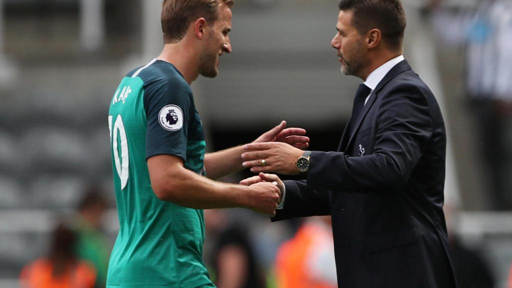 Pochettino con Kane, jugador del Tottenham