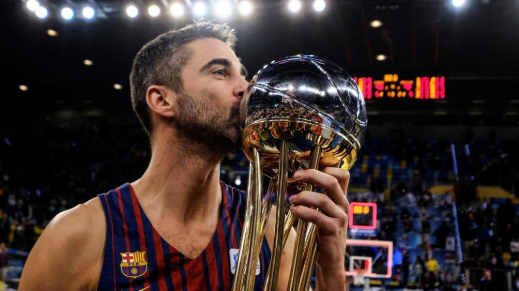 Juan Carlos Navarro besa la séptima Copa del Rey que conquista en su carrera