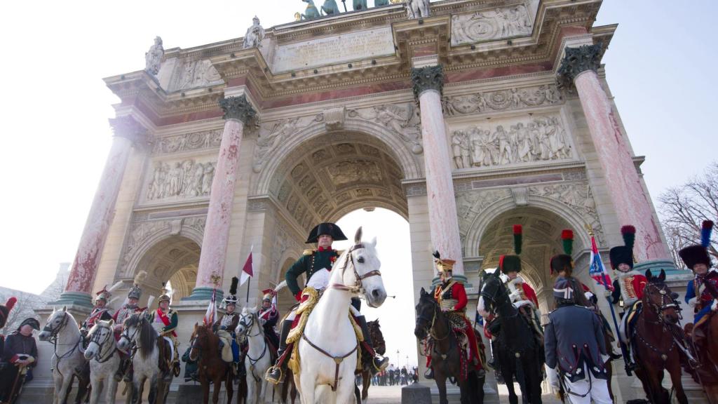 Un hombre vestido de Napoleón en un acto conmemorativo en Francia.