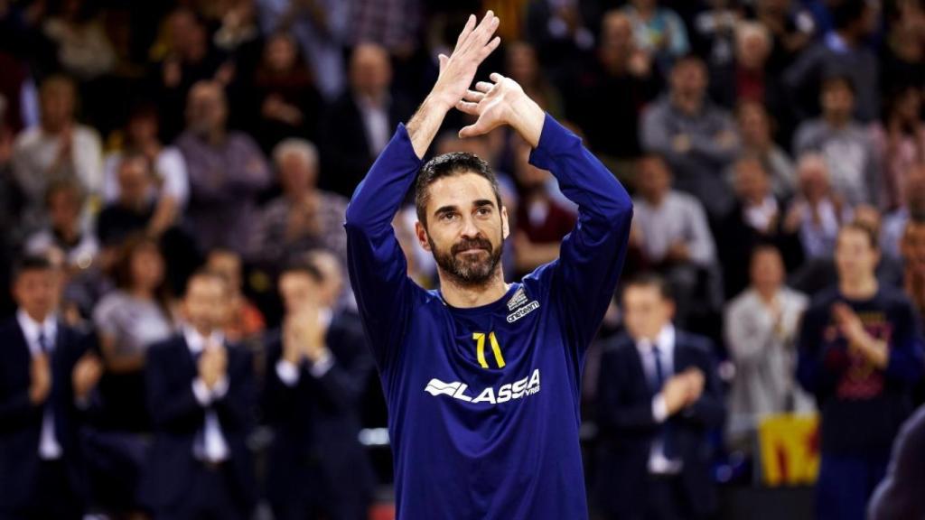 Juan Carlos Navarro aplaude a la afición durante su homenaje en el Palau Blaugrana